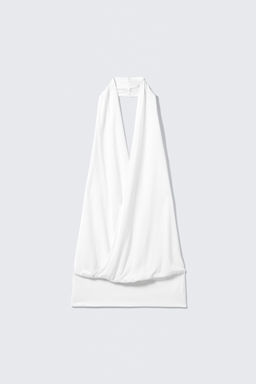 Top de punto con cuello halter drapeado
