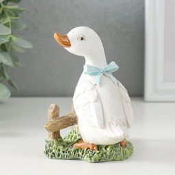 Фигурка полистоун «Гусёнок с голубым бантом у забора», 9×8×10 см
