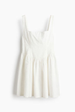 Vestido bordado con falda acampanada