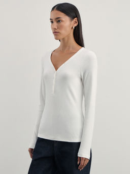 Лонгслив с V-образным вырезом в риб / Zarina  фото 5