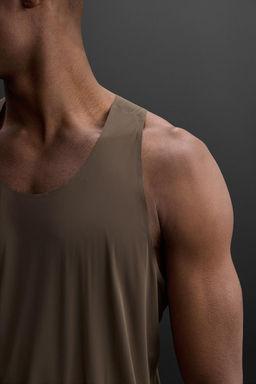 LIGHTWEIGHT TECHNICAL TANK TOP - Zara фото 5