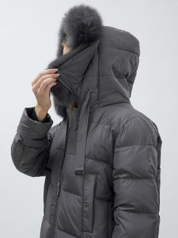 с натуральным мехом песца класса Люкс Бренд Visdeer Пальто зимние темно-серого цвета  фото 10