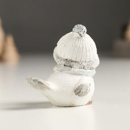 Фигурка полистоун Белый птенчик в шапке и вязанном шарфе, серебро, 5?3.5?5 см, МИКС
