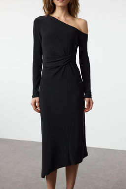 Limited Editon Omzu Ac?k Vucuda Oturan Drapeli Esnek Maxi Orme Elbise TWOAW25EL00296