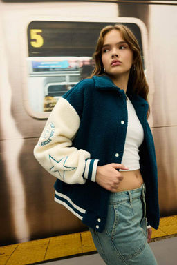 Плюшевая куртка-бомбер с карманами и карманами на кнопках с вышивкой поло большого размера - Defacto фото 3