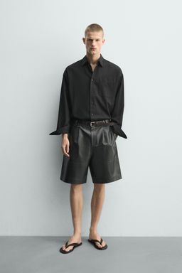 BERMUDA RELAXED FIT PIEL PLIEGUES / Negro