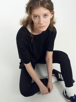 Футболка женская черная c рисунком волны волны на черном 302945/1