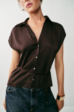 CAMISA SATINADA MANGA CORTA CINTUR?N / Marr?n