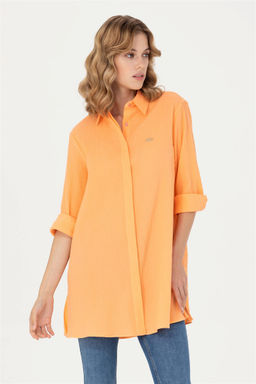Женская рубашка лососевого цвета с длинным рукавом