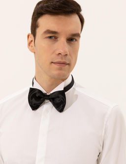 Белая приталенная рубашка под смокинг