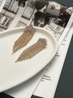 Серьги висячие со стразами Водопад мягкий ромб, белые в серебре