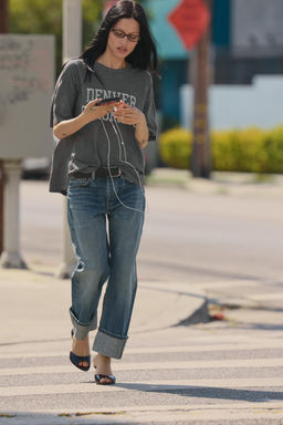 CAMISETA OVERSIZE ROTOS TEXTO / Carb?n