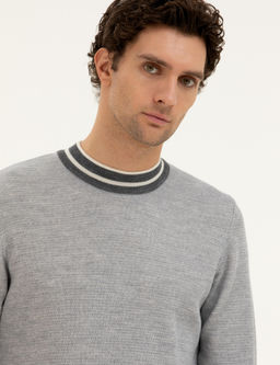 Светло-серый приталенный трикотажный свитер с круглым вырезом - Cacharel фото 2