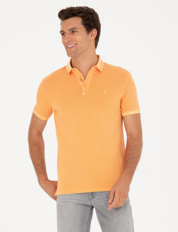 Оранжевая приталенная футболка с воротником-поло