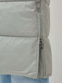 Пальто утепленное стеганное зимнее с капюшоном женское зеленого цвета 9608Z