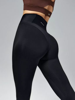 Моделирующие спортивные леггинсы