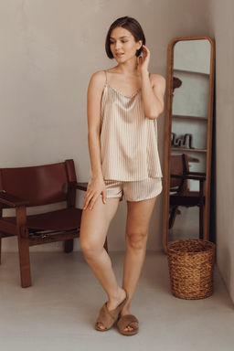 Кремовый комплект из атласа в полоску майка и шорты