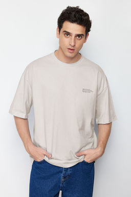 TRENDYOL MAN Haki Oversize/Genis Kesim %100 Pamuklu Bisiklet Yaka Minimal Yaz? Bask?l? T-Shirt TMNSS23TS00084
