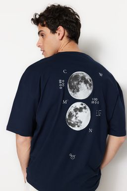 TRENDYOL MAN Lacivert Oversize/Genis Kesim Uzay Bask?l? Etiket Detayl? %100 Pamuklu T-Shirt TMNSS23TS00125 - Trendyolmilla фото 10