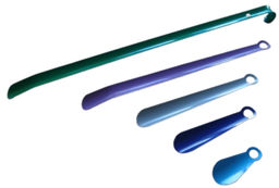 Рожок для обуви металлический с крючком цветное покрытие(5 цветов) 65 см - Collonil фото 2