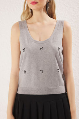 Gri Premium Iplik / Ozel Iplik Kare Yaka Kalp Bask?l? Triko Ince Bluz TWOSS25BZ00307 - Trendyolmilla фото 4