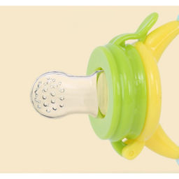 Ниблер для прикорма Крошка Я, с силиконовой сеточкой, ручка-погремушка, цвет зеленый