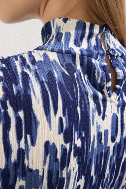 Lacivert Burumcuk/Dokulu Dik Yaka Bask?l? Orme Bluz TWOSS25BZ00396