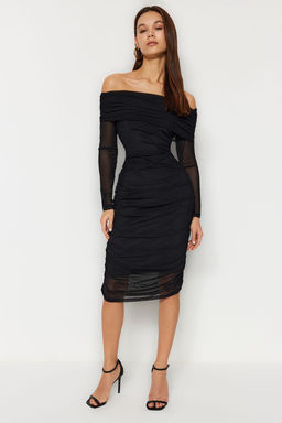 TRENDYOLMILLA Siyah Tul Buzgu/Drape Detayl? Vucuda Oturan Carmen Yaka Midi Orme Kalem Esnek Elbise TWOAW24EL00146 фото 2