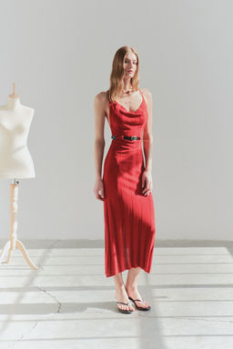 TRENDYOLMILLA Limited Edition K?rm?z? Maxi Triko S?rt Dekolteli Kemer Detayl? Elbise TWOSS25EL00500