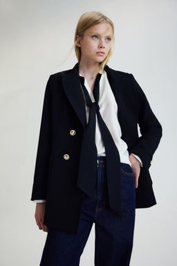 Americana con detalles de boton