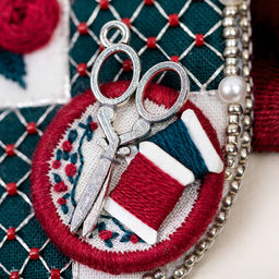 Klart набор для вышивания 10-515 Брошь. Герб вышивальщицы 4.5 х 9.5 см