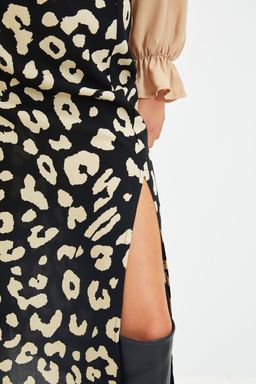 TRENDYOLMILLA Siyah Y?rtmacl? Detayl? Viskon Kumasl? Hayvan Desenli Midi Dokuma Etek TWOAW22ET0447 фото 12