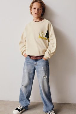 RAISED PRINT SWEATSHIRT