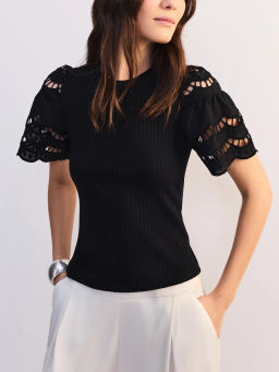 Приталенная футболка с шитьем на рукавах ZR2605023419-50 / Zarina