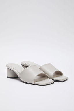 Trendyol Shoes Ekru Kare Burun Kad?n Blok Topuklu Terlik TAKSS25TO00064