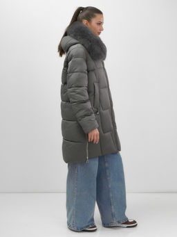 Пальто зимнее утепленное с мехом и капюшоном тренд темно-зеленого цвета 7630TZ - Visdeer фото 17