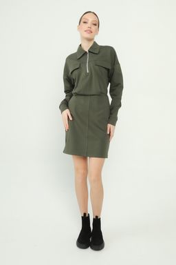 Стильное платье модного силуэта из мягкого шелковистого футера 302L3-22 хаки - Solo mio фото 2