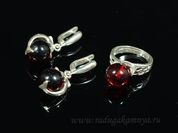 Комплект с янтарём в посеребрении кольцо, серьги "дельфин на шаре" шарик 11мм цв.вишня