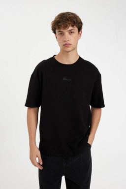 Удобная футболка с короткими рукавами из плотной ткани с круглым вырезом и принтом