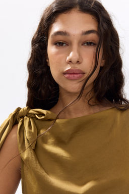 Top asim?trico con lazada - H&m фото 6