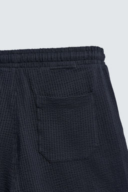BERMUDA REGULAR FIT ESTRUCTURA SEERSUCKER / Azul