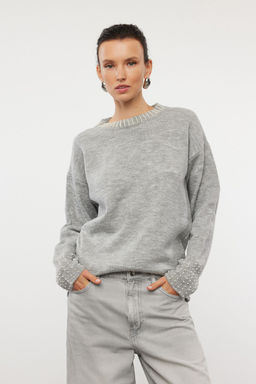 TRENDYOLMILLA Gri Yumusak Dokulu Tas Islemeli Triko Kazak TWOAW25KZ00147