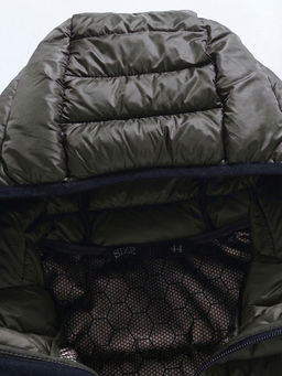 Куртка женская удлинённая стёганая с капюшоном и графеновой подкладкой цвета хаки 9628_1Kh