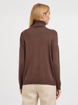 водолазка женская в коричневом цвете со спущенной линией плеча и с элементами из страз - Glenfield фото 8