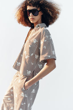 CAMISA CUADROS BORDADOS / Marr?n / Crudo