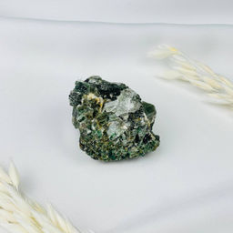 Мусковит (зеленый лепидолит) в природе - Радуга самоцветов фото 3