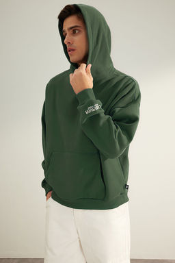 TRENDYOL MAN Siyah Kapusonlu Oversize/Genis Kesim Nak?sl? Etiketli Yumusak Kumas Sweatshirt TMNAW24SW00031 - Trendyolmilla фото 30