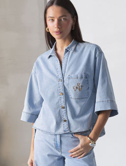 Укороченная рубашка с карманом из облегченного денима