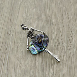 Брошь "Балерина мини" со вставкой из гелиотиса