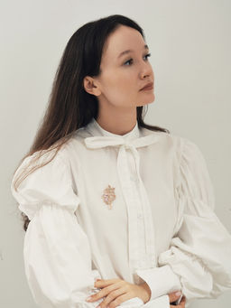 Брошь Цветок нежности, цвет розово-белый в золоте